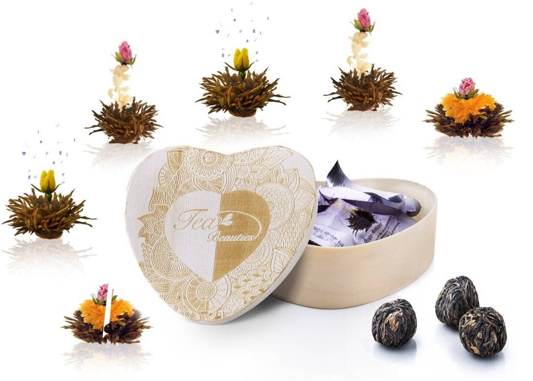 Caja de madera con forma de corazón con 6 unidades de té negro floreciente